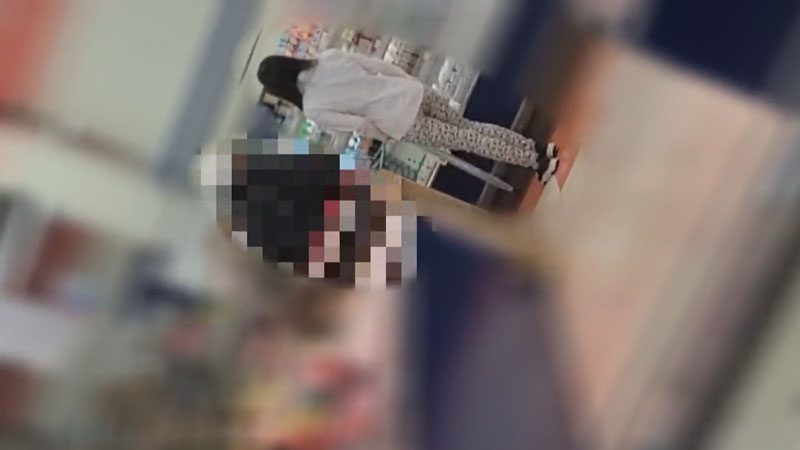 【個人】多重債務のスレンダー女は男に夢中で滞納。公営住宅に押入り、ベランダで辱めを与え、他人汁を垂れ流す。