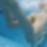 プールの盗撮風　女の子の水中下半身事情