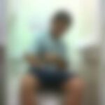 【しー級】パイパン娘もいるトイレ風景