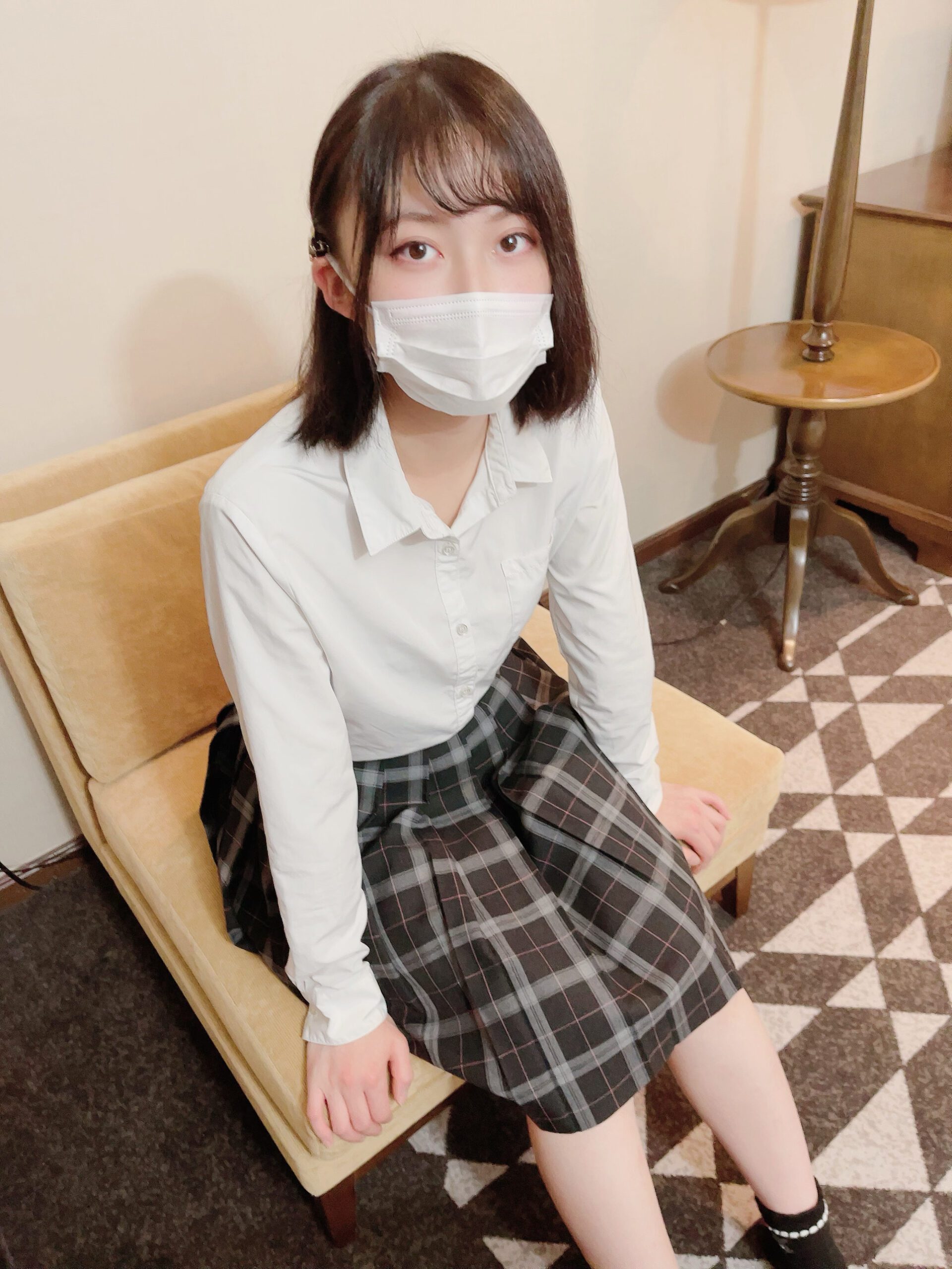 2980pt 田舎で見つけた清純派女子◯生！！制服が似合いすぎるのは必然でした。放心状態になるぐらいバックで突いてからベットに移動した一部始終