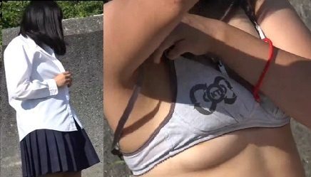 河川敷で着替える女の子