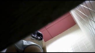 無修正　高●女子トイレに潜伏し盗撮　最後の一ひねりは両手でお尻を広げひねり出し