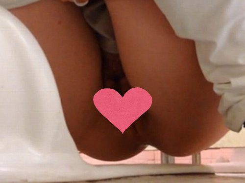 【トイレ盗撮】ドスケベおまんこをカメラに晒しておしっこしちゃうJK【和式正面撮り】