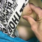 没落乳首を舐めたり遊ぶ