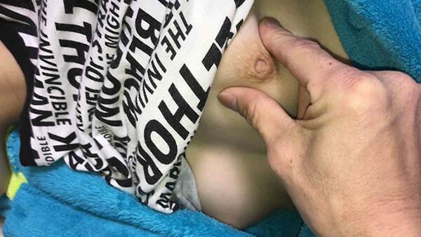 没落乳首を舐めたり遊ぶ