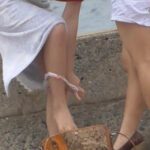 水着女子大生　海辺でのお着替え