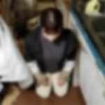 【初撮り】昔はそれなりの資産家だった爺さんが返済してこなかったので自宅に行ったら、嫁がいたので爺さんが遠くから見てる中ハメ撮りしてきました。