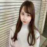 恥ずかしがり屋さんで押しに弱い女の子、ひなたちゃんの中出しえっち動画。カメラマンあり撮影。