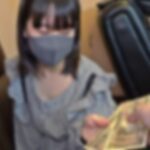 ツイ●ターで出会った10代の金欠生徒を騙して無理やり中出し。未処理のマンコから大量の精液が美しく零れ落ちる。