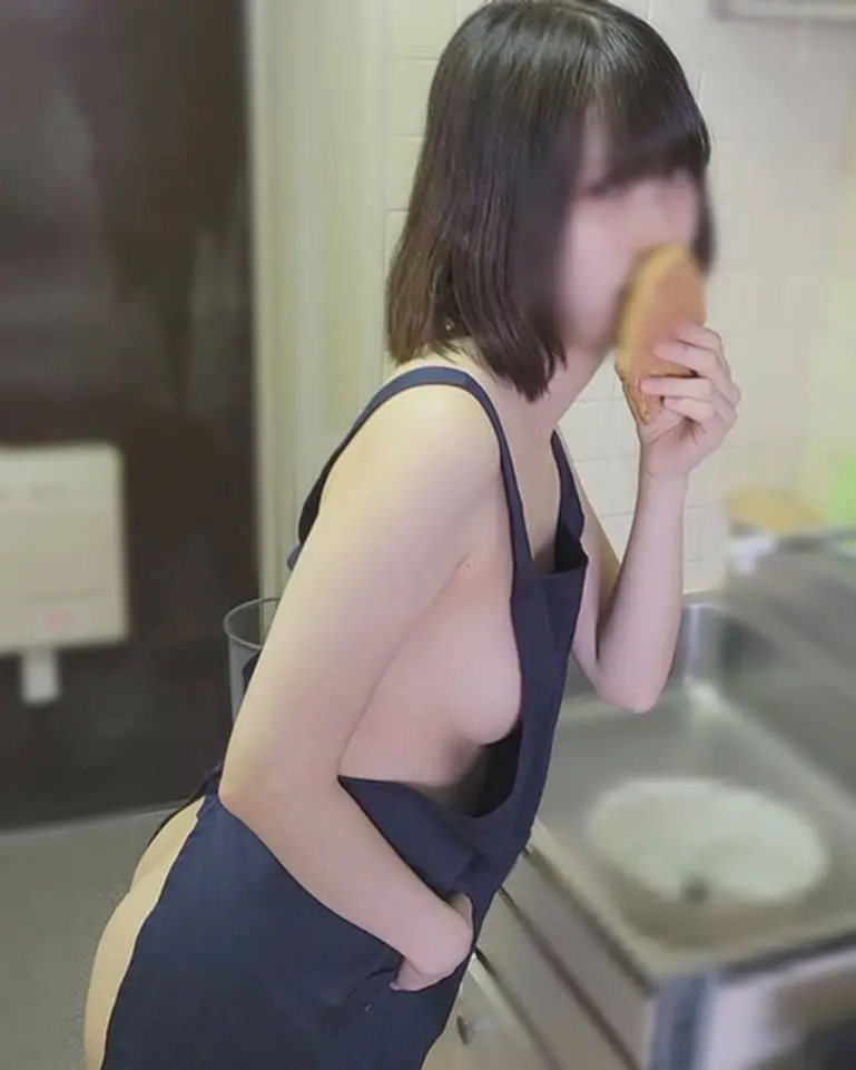 【9-30まで】たいやき屋でバイトしてる地味可愛い色白美巨乳…バイト帰りに裸エプロン
(HD1080P)