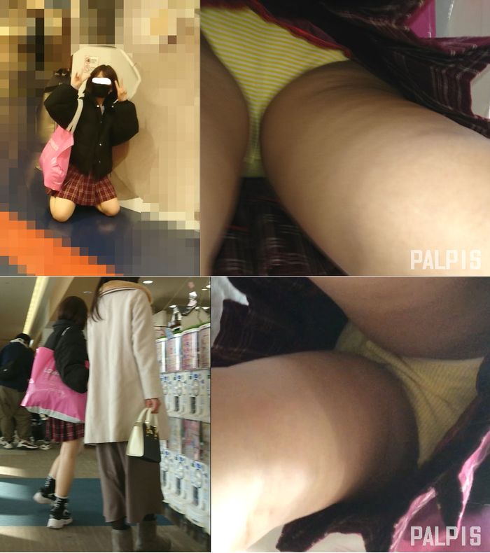 ピースしながら記念撮影してる女の子をパシャリ