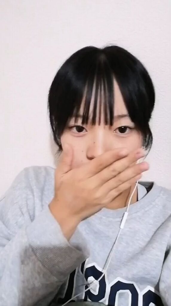 おま○こちょっとしか見