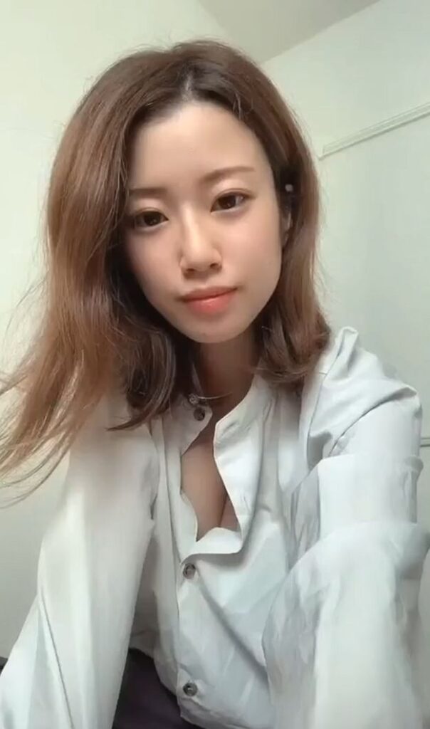 S級美人女子M字接写&起立下からモジャ陰毛くぱぁ丸見え! 1 S級美人女子M字接写&起立下からモジャ陰毛くぱぁ丸見え!