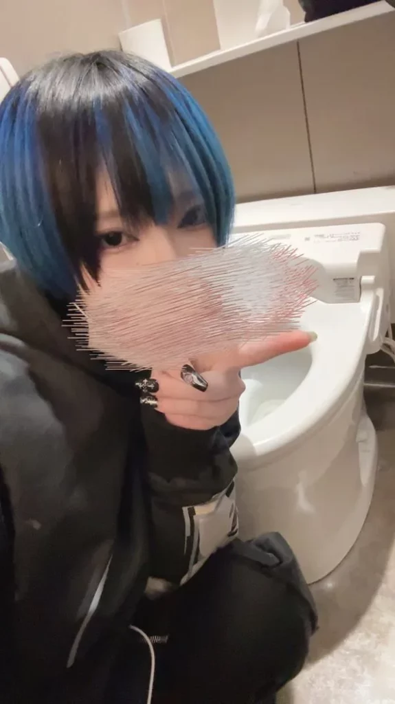 【無】【zip】"激レア"可愛い青髪ちゃんのトイレお●にー