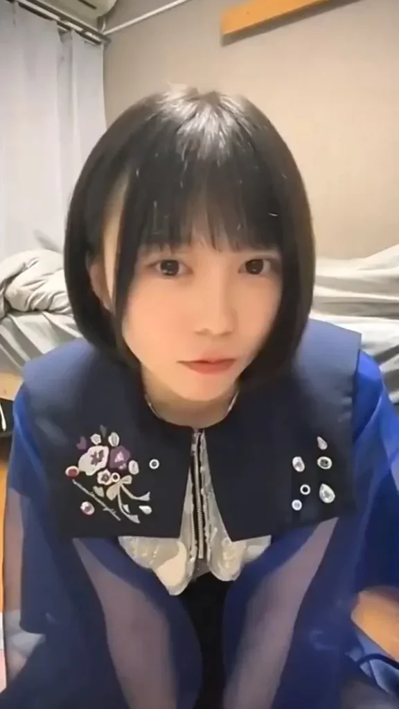 ステージ衣装をまとったアイドルがビデオ通話オナ