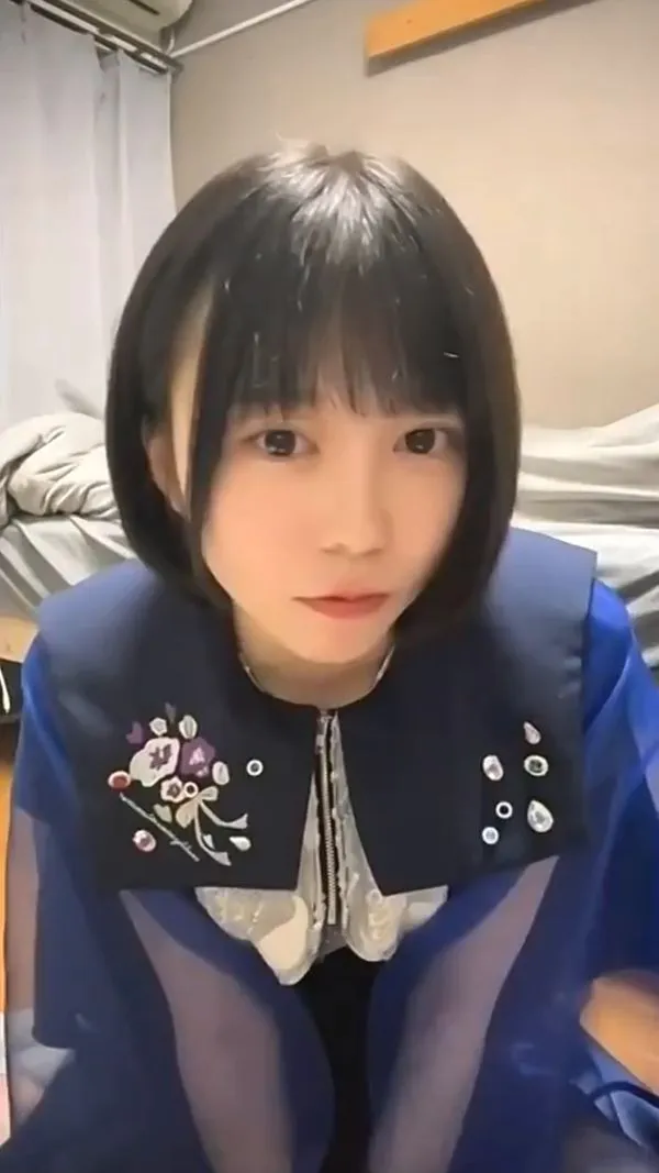 ステージ衣装をまとったアイドルがビデオ通話オナ