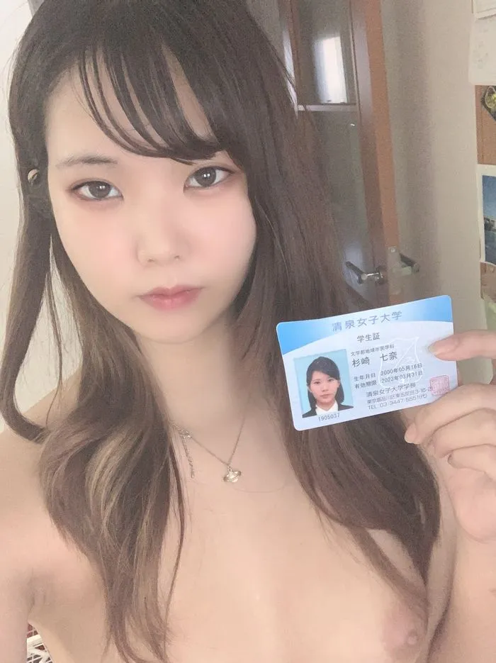 自撮り大好き。綺麗な顔立ちのギャル要素もある美女。オナニー姿は必見です