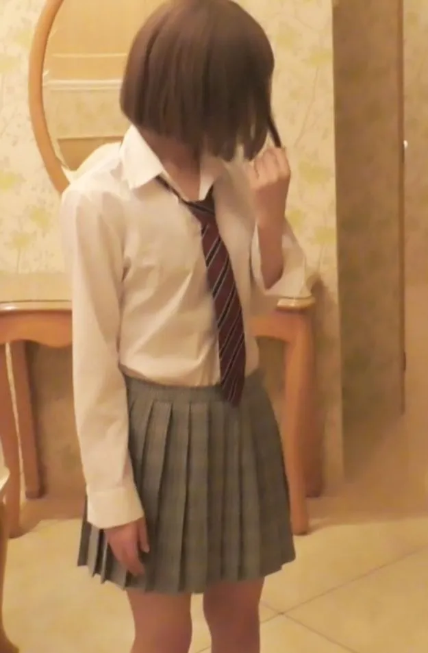 【個人撮影】アイドル級かわいさ！超恥ずかしがりな18才制服*　生ハメ口内発射