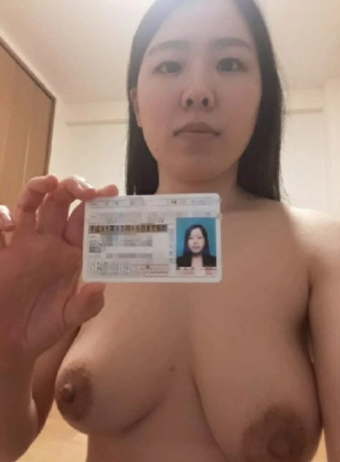 借用書あり！おまんこ見せてお願いする女の子