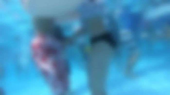 JKカップル彼女がプールで押付け