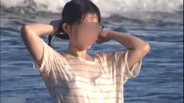 海水浴場ノーブラ乳輪丸見え