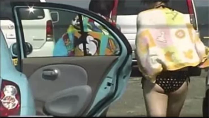 水着ギャル車で着替え