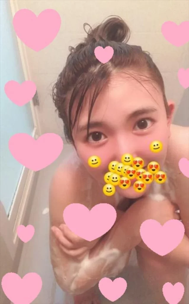 お風呂で自撮りするお姉さん