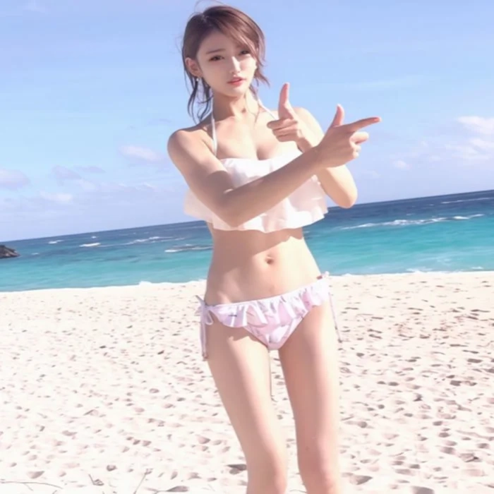 Eカップギャルモデル１９才/初海外ロケの裏側を入手。現地男の規格外巨根×野外ハメで制御不能の痙攣絶頂。