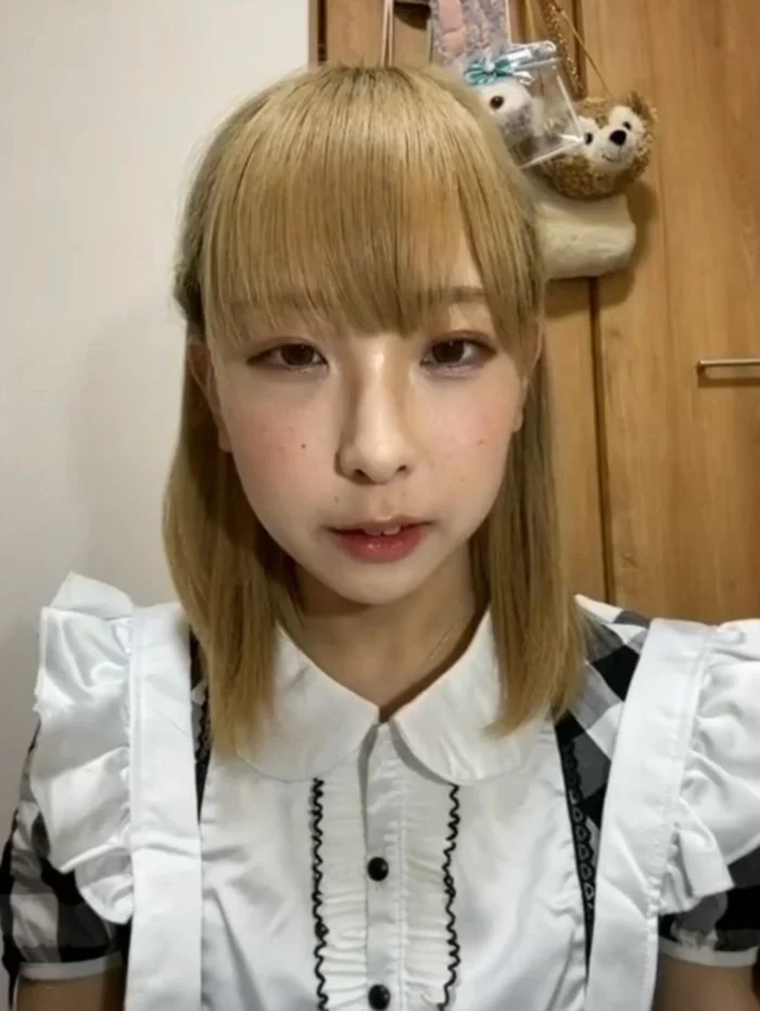 金髪のお姉さんがメイドコスプレをしてオナニーするzoom