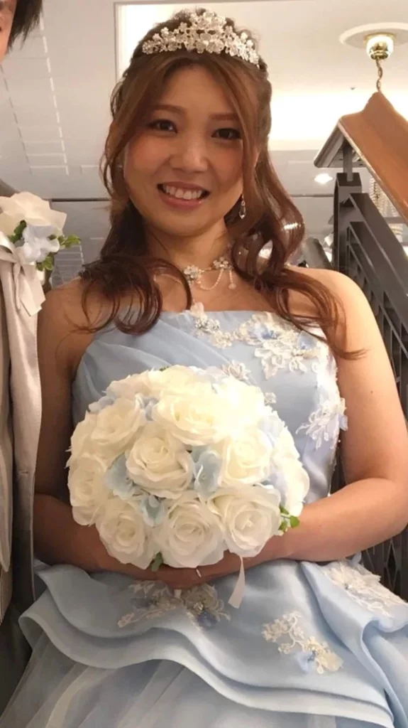 特典あり【無】　美人で笑顔がキュートなエッチな女性は変態ポーズで全裸姿を見せていた。