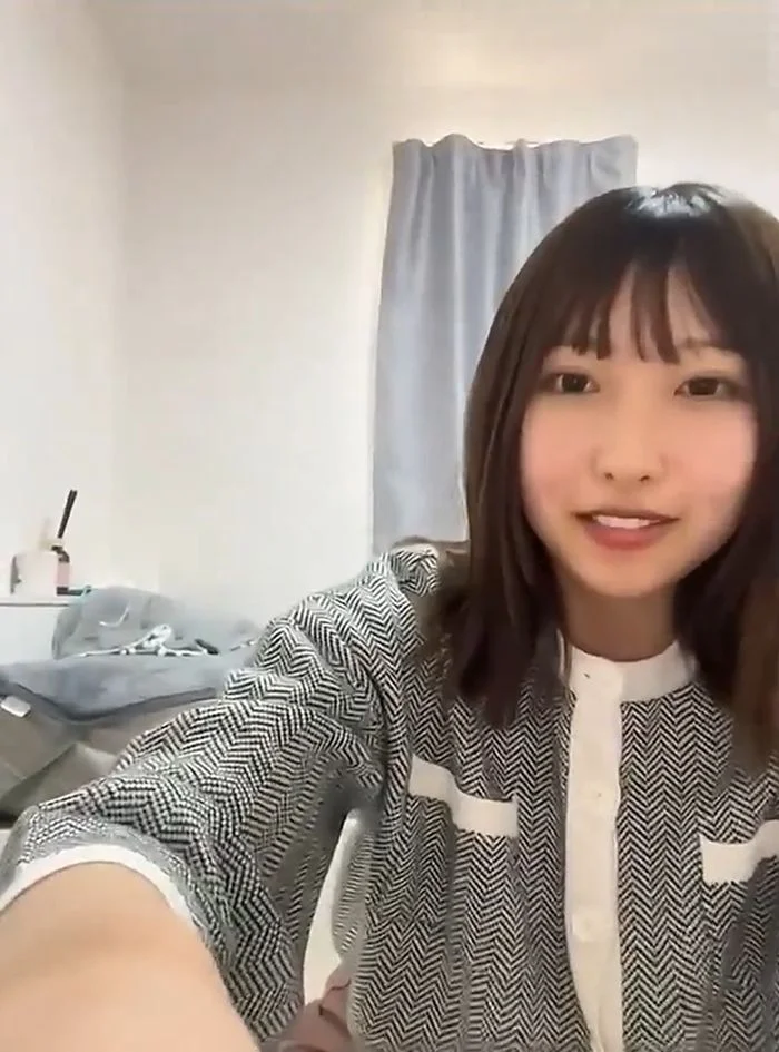 お姉さんがお尻の穴を丸見えにしてオナニーするzoom