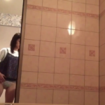 ヌード披露の生着替え娘