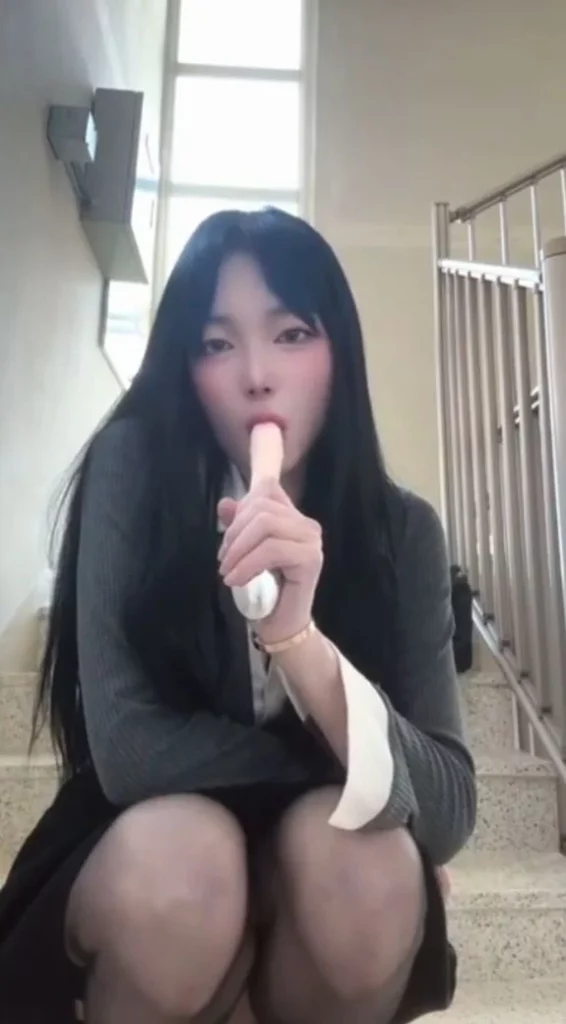 美形お姉さん、非常階段で全裸露出オナニー。