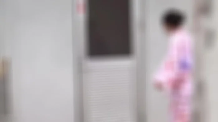 夏祭りの浴衣少女と公衆トイレで