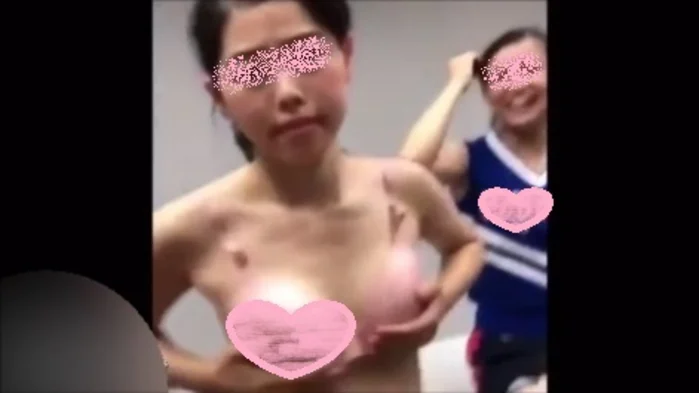 女子大生達のふざけ胸チラ風着替え