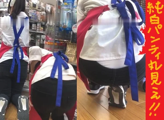 （PC/携帯対応）商品を補充する店員さんのしゃがみ純白パンティ丸見え！！